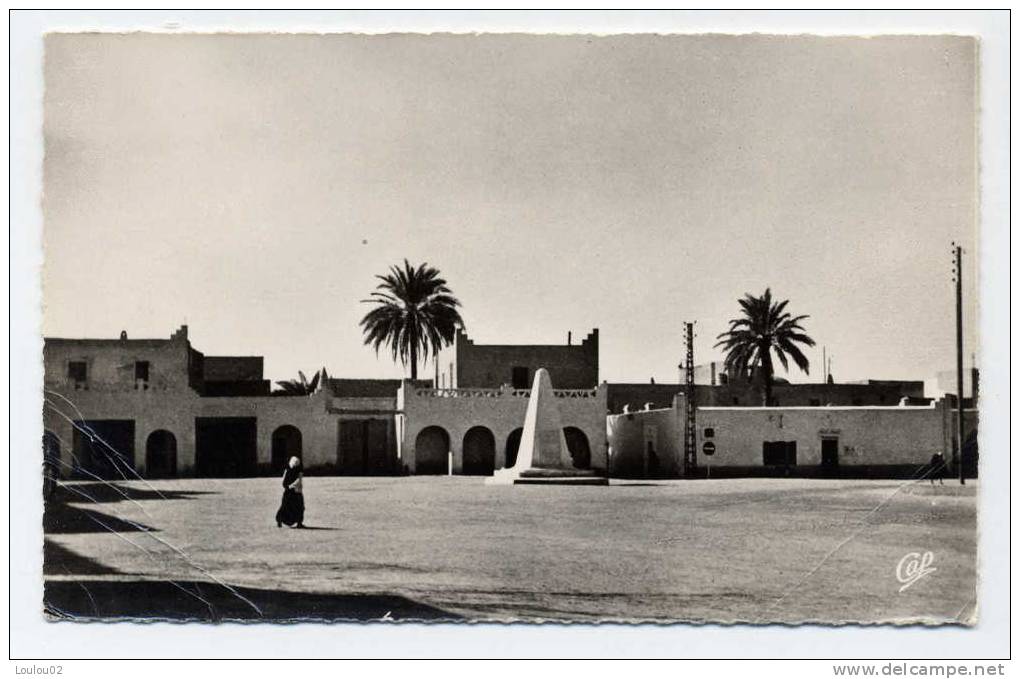 ALGERIE - OUARGLA - place Flatters et le monument - bord dentelé