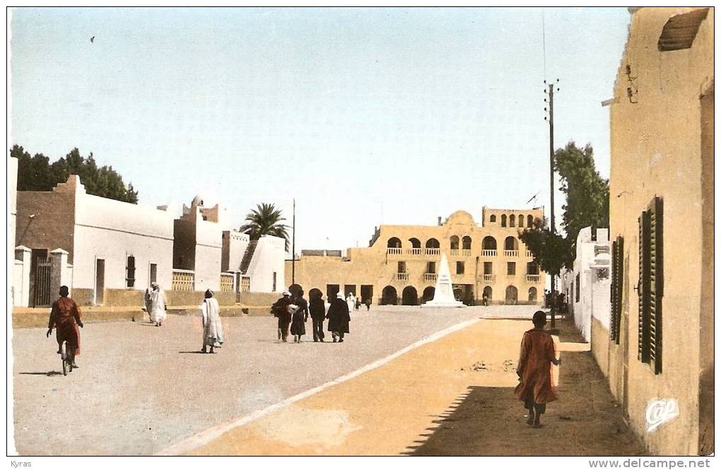 CPSM . OUARGLA . PLACE FLATTERS ET HOTEL DU SAHARA
