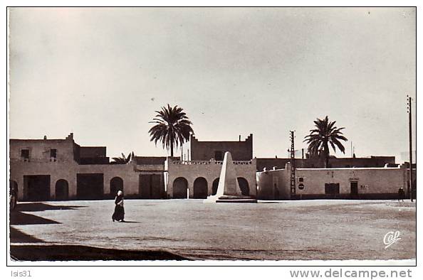 Algérie - M630 - Ouargla - Place Flatters et le Monument - bon état - semi moderne petit format