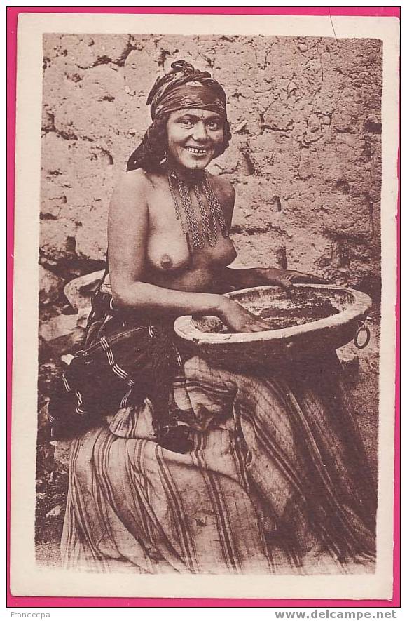 ALGERIE  1227  OUARGLA   Jolie couscoussière  (Seins Nues)