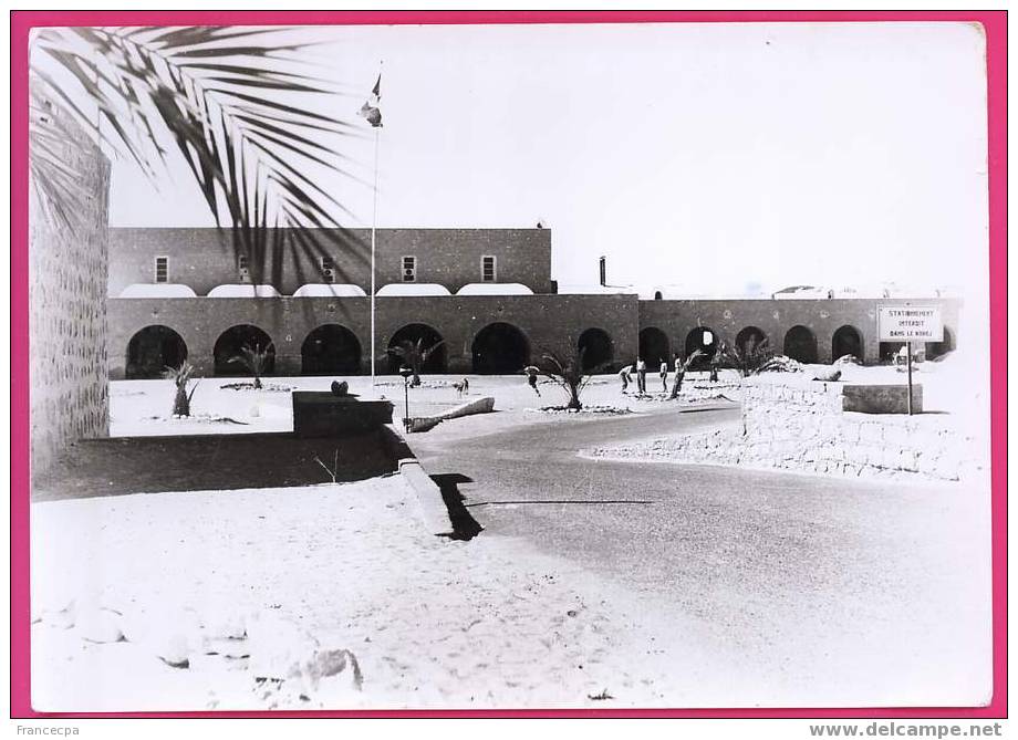 ALGERIE  002  BASE AERIENNE DE OUARGLA (Sahara)  Vue sur l'entrée du Bordj Au fond le Mess