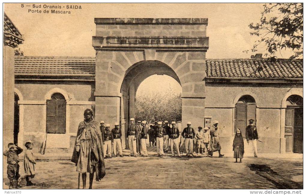 ALGERIE SAIDA en Sud Oranais - Porte de Mascara Soldats uniforme Fusil seul contre volet Enfants en haillon