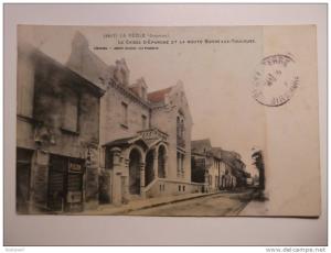 LA REOLE la caisse d'épargne et la route bordeaux-toulouse ---