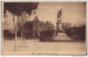 Carte postale 1929- Saida-L'Hotel de Ville et le Monument