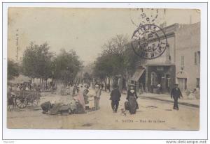 *non floue algerie    SAIDA    ** GARE    *  repas de famille.. sur l´avenue !!! en attendant train  ** VOIR DOS