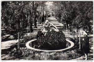 ALGERIE SETIF - jardin d'Orléans La grande allée et statue d'Aris Tenue vestimentaire de la personne
