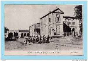 ALGERIE - SETIF 1916 - l ' Hôtel de Ville et la Porte d' Alger très Animé par Groupe de Tirailleurs