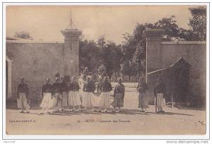Sétif - Quartier des Zouaves(groupe de zouaves à l'entrée de la caserne) - n'a pas circulé