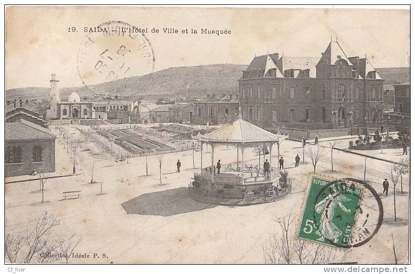 CPA ALGERIE SAIDA ( HOTEL DE VILLE -  KIOSQUE A MUSIQUE -  MOSQUEE ) animation en 1908