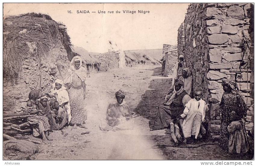 CPA Belle carte Afrique SAIDA une rue du Village Nègre - Tres Animée - tampon oran 1912