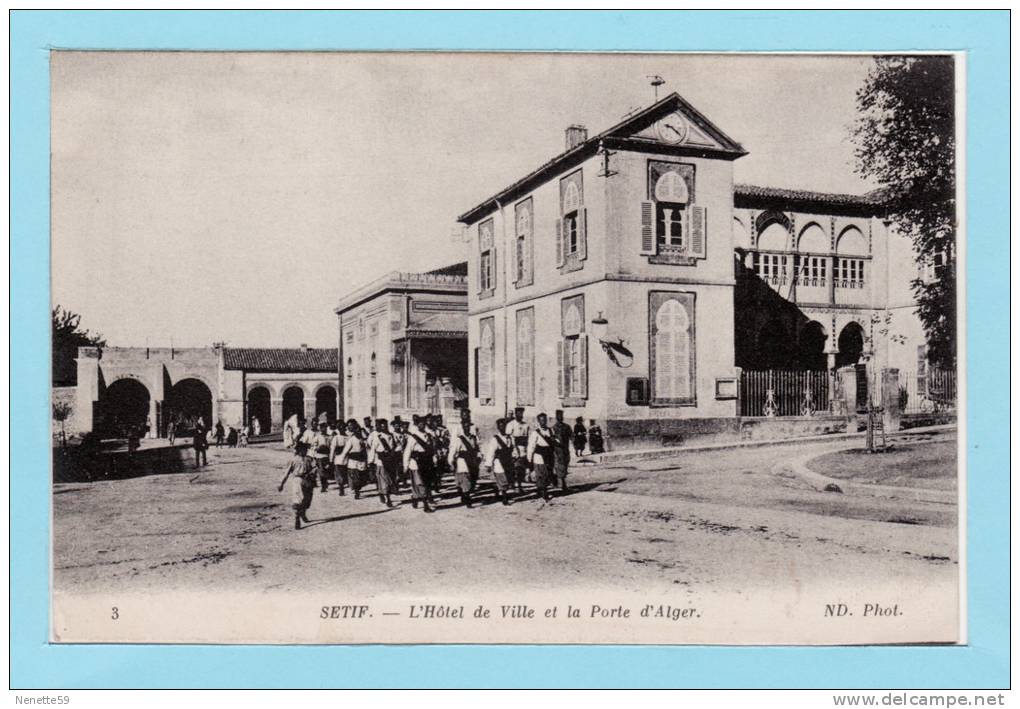ALGERIE - SETIF 1916 - l ' Hôtel de Ville et la Porte d' Alger très Animé par Groupe de Tirailleurs