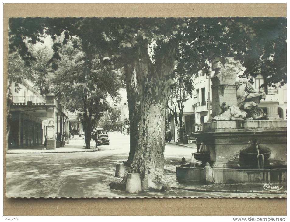 ALGÉRIE - SETIF - La Fontaine et Avenue G. Clémenceau. (Voitures Citroen Traction...) CPSM