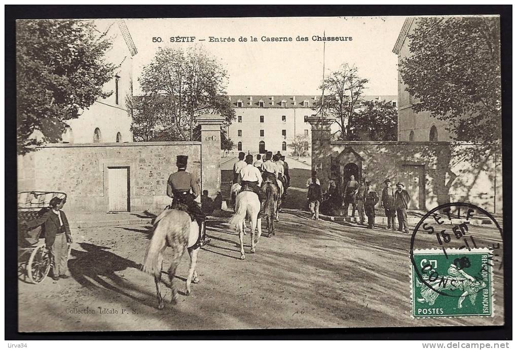 CPA  ANCIENNE- AFRIQUE DU NORD- ALGÉRIE- SÉTIF- ENTRÉE DE LA CASERNE DES CHASEURS- TRES BELLE ANIMATION