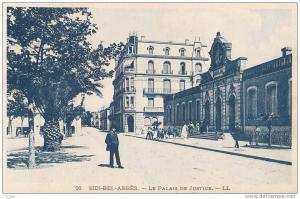 CPA  ALGERIE  SIDI BEL ABBES ( Ville de la Légion ) Rue animation devant le PALAIS de JUSTICE