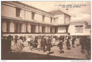 7 - SIDI BEL ABBES - ECOLE DE SONIS - UNE COUR DE RECREATION