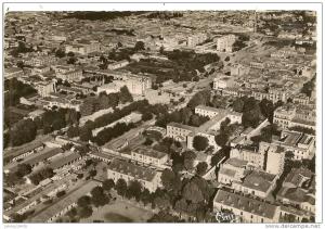 19 - SIDI-BEL-ABBES ( ORAN ) VUE PANORAMIQUE AERIENNE SUR LA VILLE - BOULEVARD DE VERDUN - MONUMENT AUX MORTS () ALGERIE