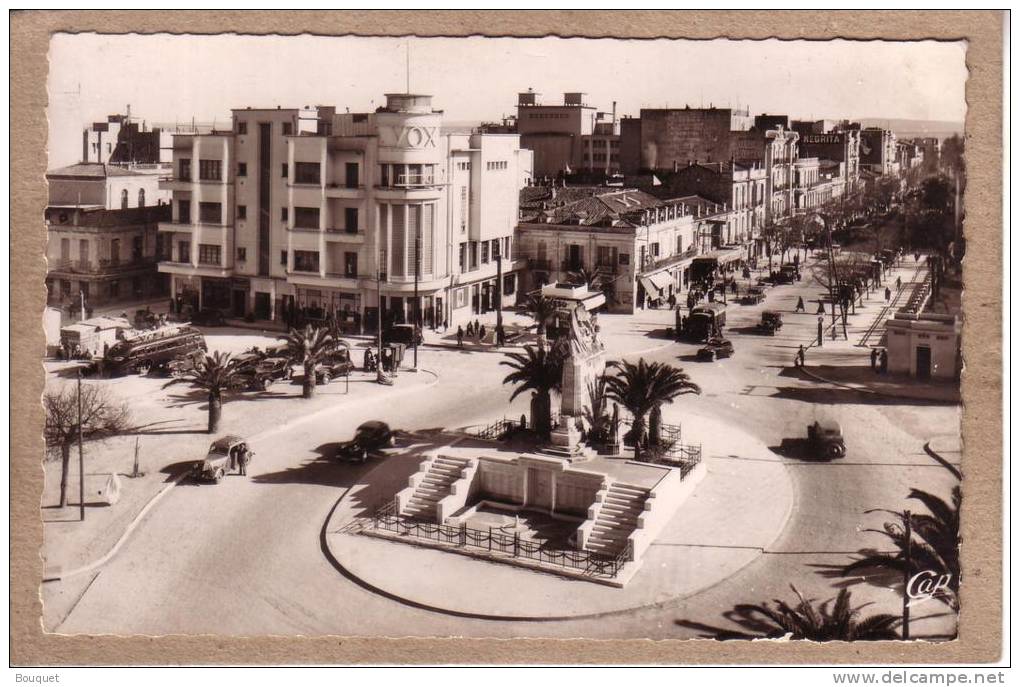 ALGERIE - CPSM - SIDI BEL ABBES - 77 - PLACE CLEMENCEAU - MONUMENT AUX MORTS - CINEMA VOX - AUTOMOBILES - édit. C.A.P.
