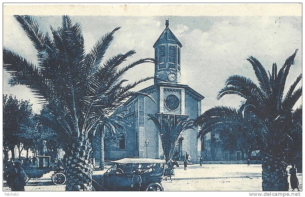 SIDI-BEL-ABBES - L'Eglise à travers les palmiers - Belles voitures anciennes
