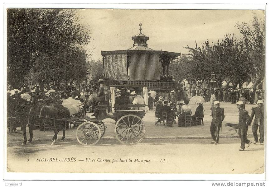 Carte Postale Ancienne Algérie - Sidi bel Abbès. Place Carnot pendant la Musique - Kiosque, attelage