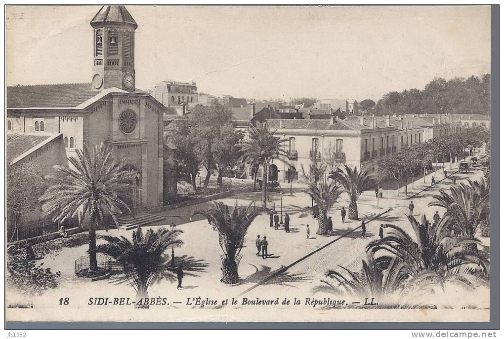 CPA L EGLISE ET LE BOULEVARD DE LA REPUBLIQUE