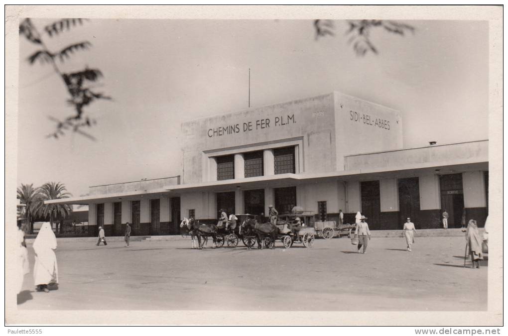 SIDI BEL ABBES  La GARE  (animée voitures attelées chevaux -CHEMINS DE FER P.L.M.)1949 ALEGERIE