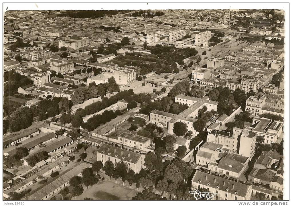 19 - SIDI-BEL-ABBES ( ORAN ) VUE PANORAMIQUE AERIENNE SUR LA VILLE - BOULEVARD DE VERDUN - MONUMENT AUX MORTS () ALGERIE