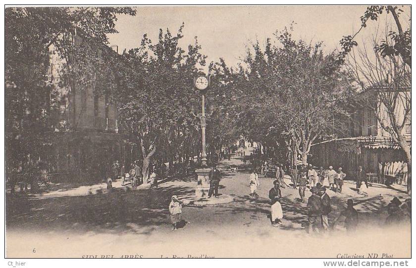 CPA  ALGERIE  SIDI BEL ABBES  Rue Prud' hon animée CAFE Terrasse HORLOGE