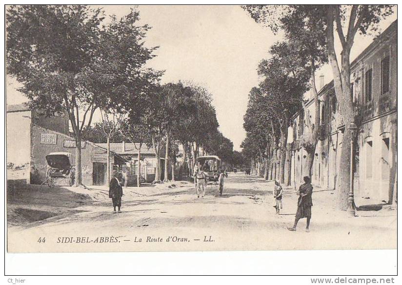CPA  ALGERIE  SIDI BEL ABBES  Route d' ORAN Animée Maisons Attelage