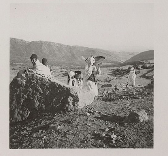 Circoncision de Amraoui Messaoud. On apporte les couffins de dattes