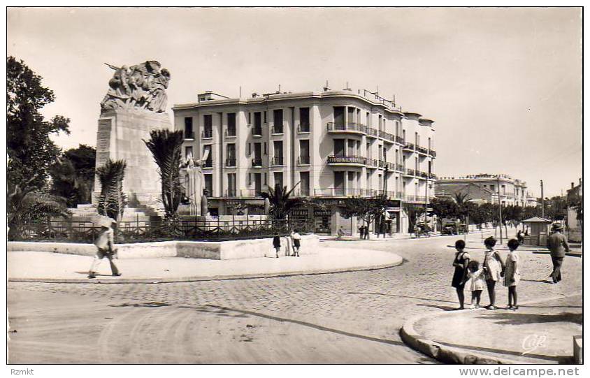 ALGERIE  SIDI BEL ABBES  Le Monument aux Morts et l´Avenue Emile Loubet  ..... ( Ref FA608 )