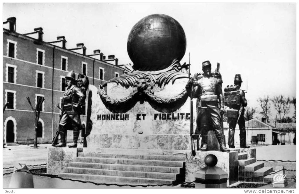 monument aux morts de la légion  (pourquet, architecte).