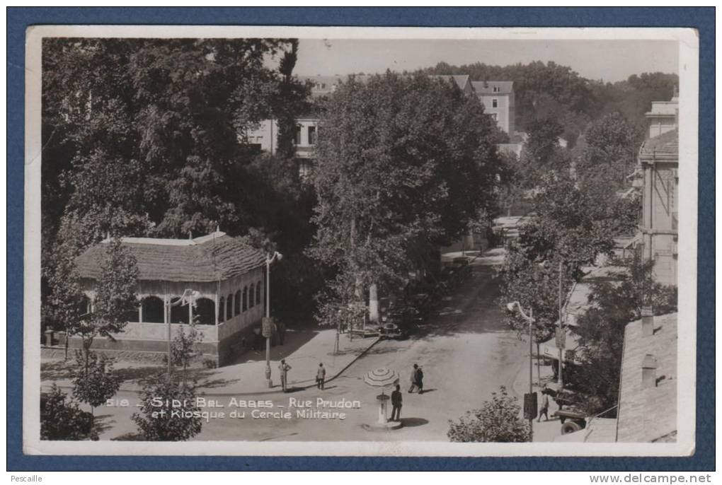 ALGERIE - CP ANIMEE SIDI BEL ABBES - RUE PRUDON ET KIOSQUE DU CERCLE MILITAIRE - N°518 EDITION LA CIGOGNE ALGER