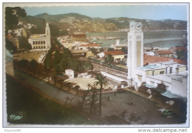 C. Postale  ALGERIE - PHILIPPEVILLE - Vue sur la Gare et l'Hôtel de Ville (1955)