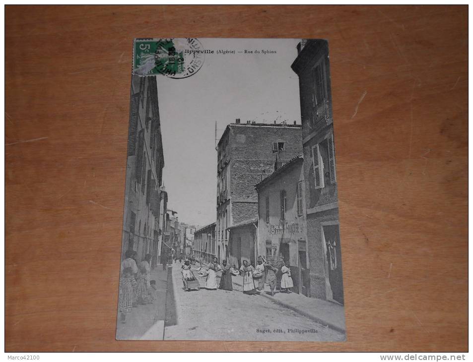 Philippeville,rue du sphinx,femmes a la sortie de la boulangerie,le pain 5 sous.