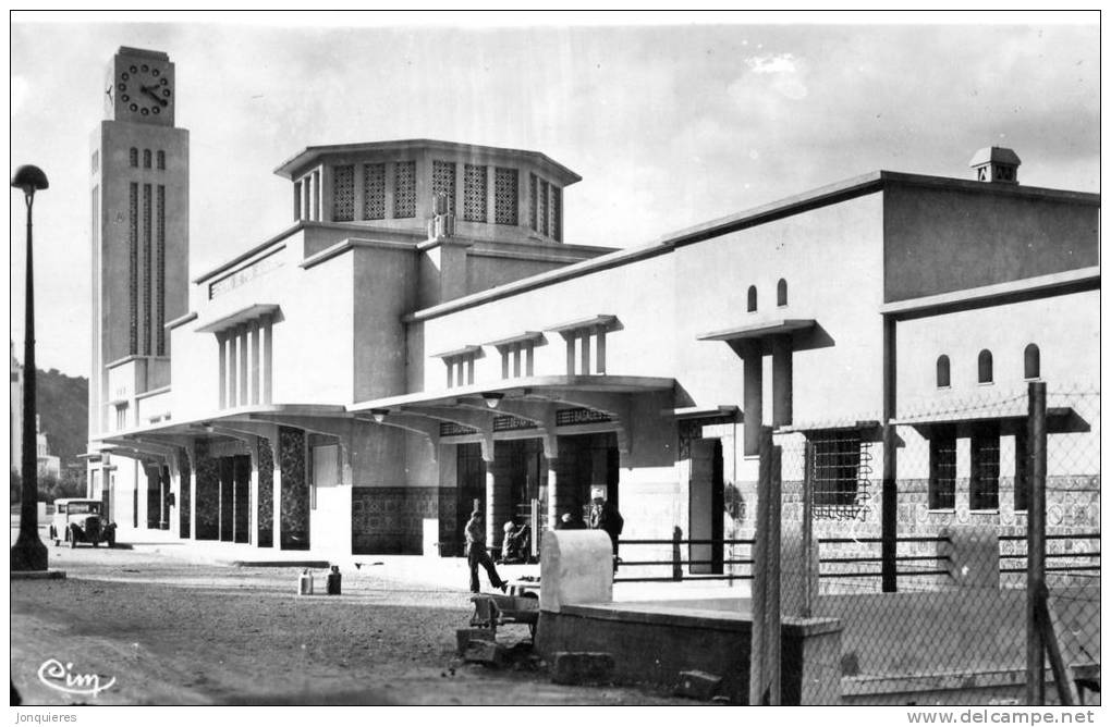 PHILIPPEVILLE  La nouvelle Gare - Au fond,l´Hôtel de Ville.