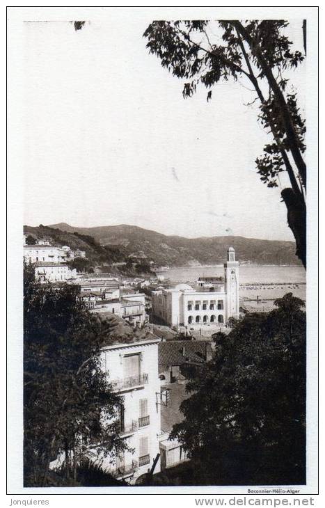 PHILIPPEVILLE  L´Hôtel de Ville et une partie du Port.