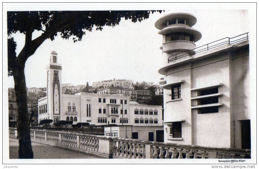 PHILIPPEVILLE  L´Hôtel de Ville et le Pavillon du Pilotage.