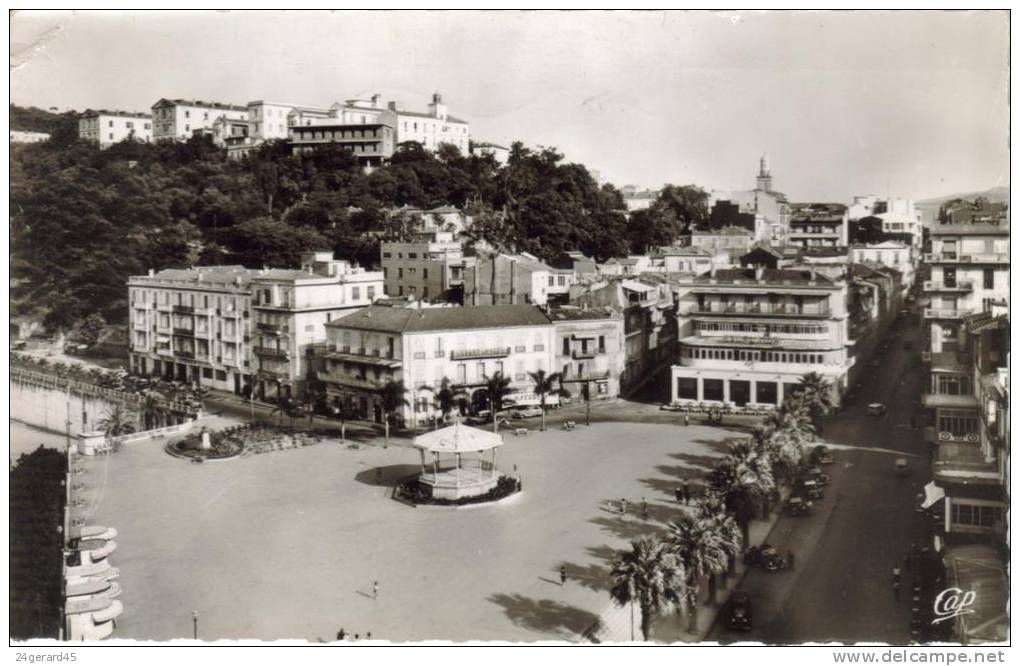 CPSM SKIKDA ex. PHILIPPEVILLE (Algérie) - Place Marqué et Rue Clémenceau