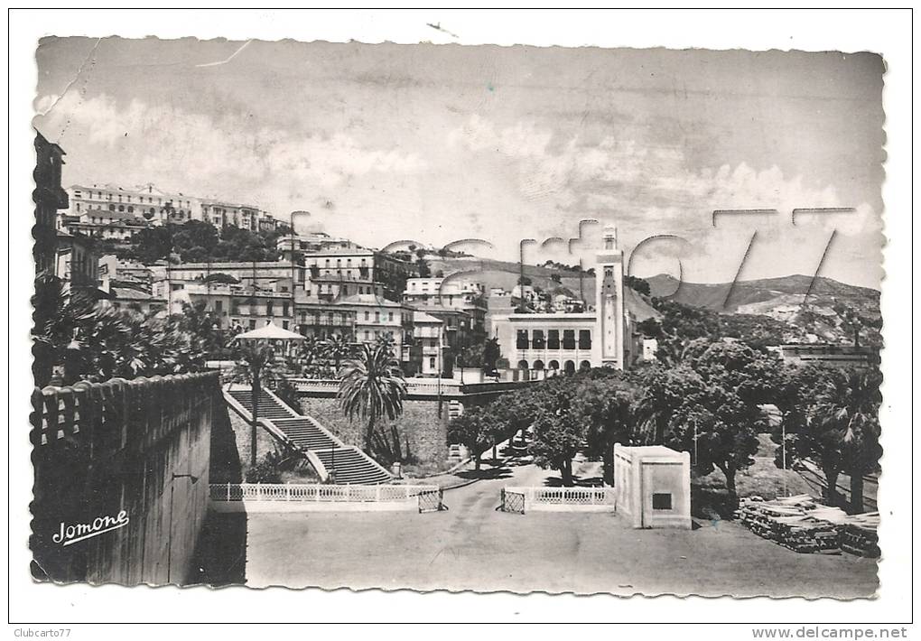 Skidda ou Philippeville (Algérie)   La place de Marqué et la Mairie en 1954 (animé).