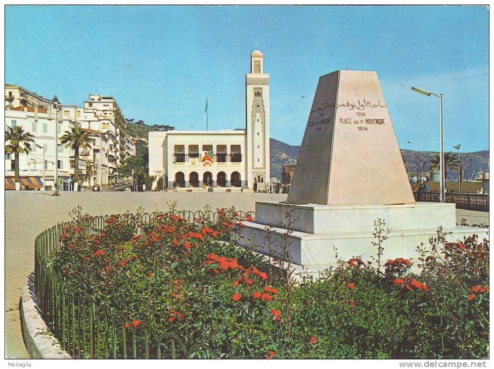 SKIKDA - Place du 1er novembre et hôtel de ville