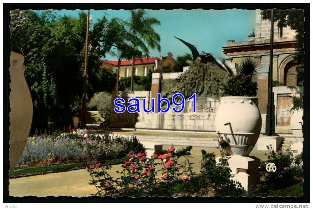 Philippeville -  Le Monument aux Morts   -  Réf  24128