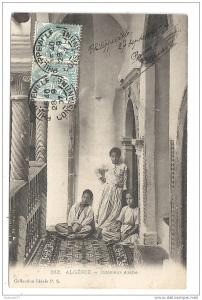 Skida ou Philippeville (Algérie)  Intérieur d'un maison arabe avec les enfants env 1907 (animée).