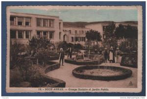 ALGERIE CP ANIMEE SOUK AHRAS - GROUPE SCOLAIRE ET JARDIN PUBLIC - EDITIONS PHOTO AFRICAINES ALGER N° 18