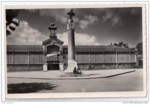 Souk-Ahras, monument aux morts et halle aux grains, photo Mikalef, éd. Bousdira