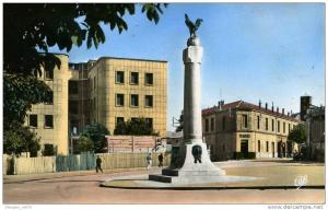 SOUK-AHRAS...LA PLACE DU MONUMENT.....CPSM  PETIT FORMAT ANIMEE