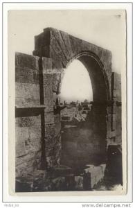 ALGERIE – TEBESSA  Porte romaine dans la basilique