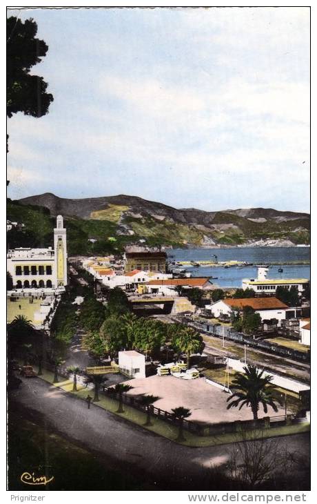 ALGERIE / ALGERIEN    Philippeville  Echappee sur la Ville et bord de Mer