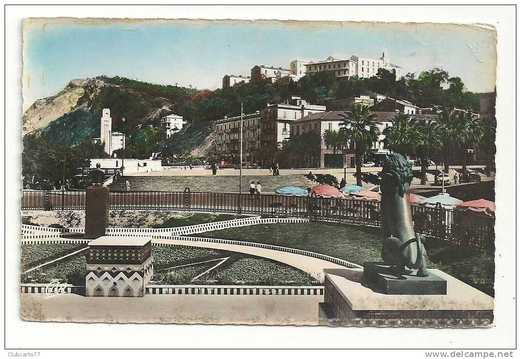 Skida ou Philippeville (Algérie)  La place Marqué env 1950 (animée).