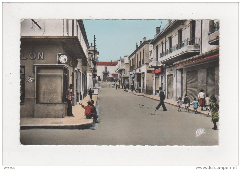 Algérie Souk Ahras N° 1543 une rue animée personnages magasins camion belle carte dentelée écrite en 1959