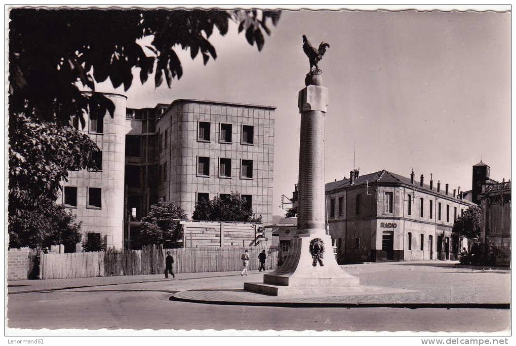 CPSM SOUK AHRAS LA PLACE DU MONUMENT